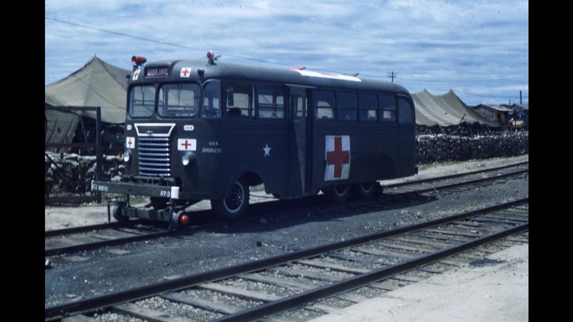 1954년 8월 주한유엔군사령부 제618의무대 철로용 구급차 썸네일
