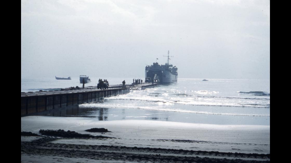 1952년 일본해안에서의 미군상륙훈련_ 가설부두에 접안한 상륙함을 통한 장비 하역 썸네일