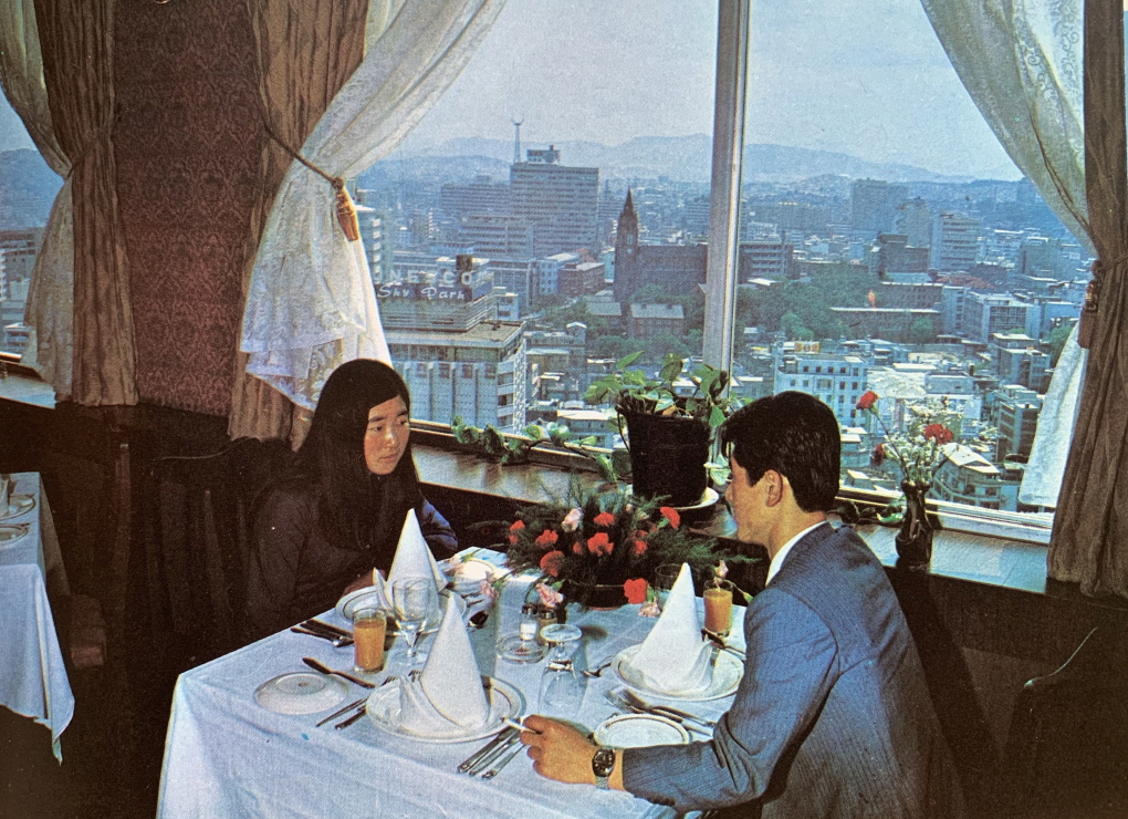 1971년_KAL호텔 식당에서 보이는 명동 썸네일