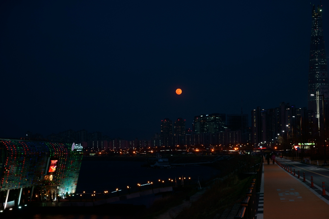도시의 보름달 