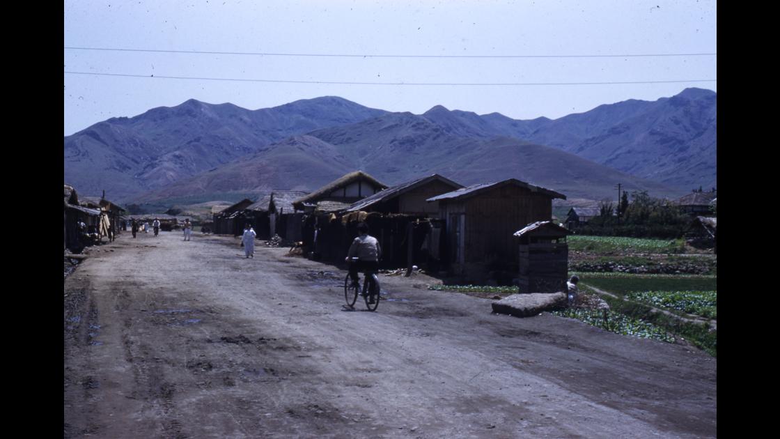 1952년 대구 동구 용암산자락(추정) 아래 마을 썸네일