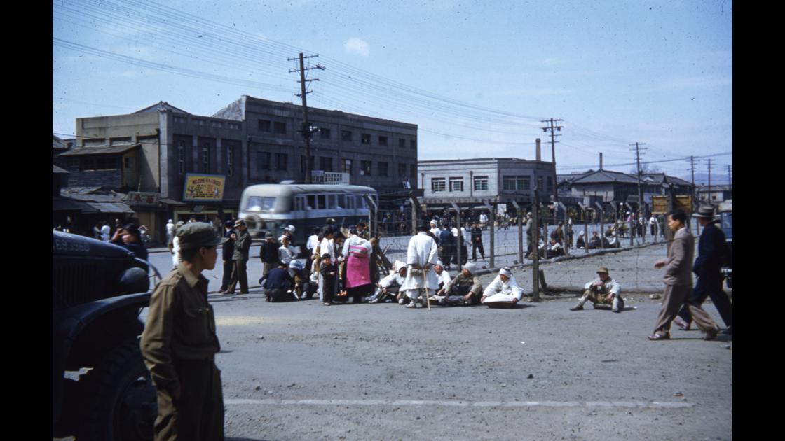 1952년 대구역 앞 노점상과 거리 모습 썸네일