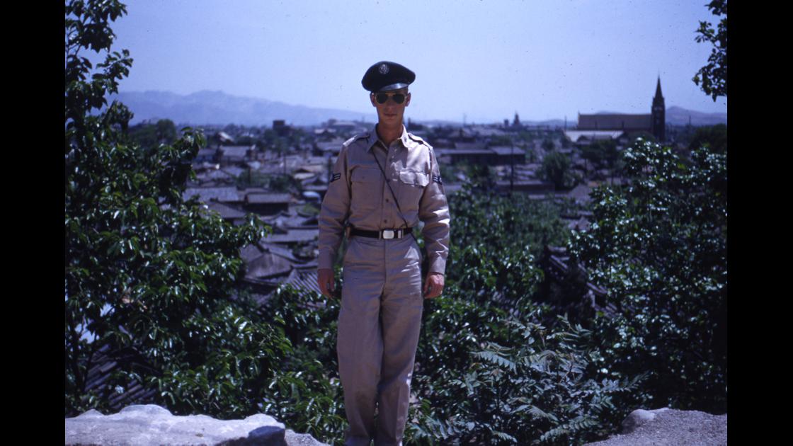 1952년 대구 달성공원에서 포즈를 취한 미 제5공군사령부 소속 미군병사 썸네일
