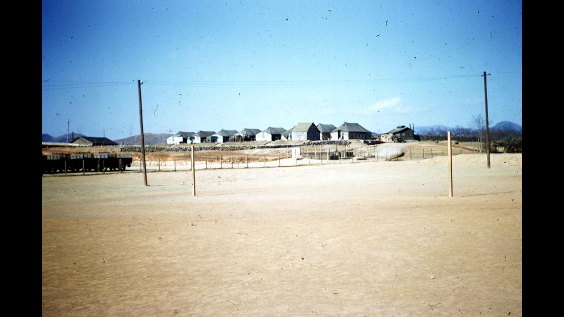 1952년 대구 K-2비행장 외곽의 군 막사들 썸네일