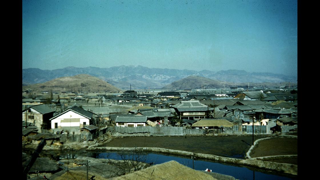 1952년 대구 K-2비행장 외곽에서 바라본 팔공산 방향 마을 모습 썸네일