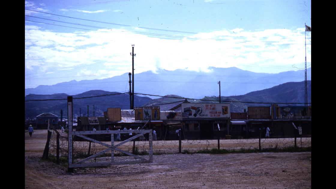 1952년 대구 K-2비행장 주변에 형성된 간이 상가들의 1953년 모습 썸네일