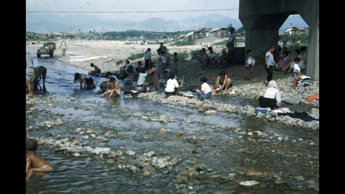 1952년 대구 신천 강변 다리 아래에서 빨래하거나 목욕하는 모습 썸네일