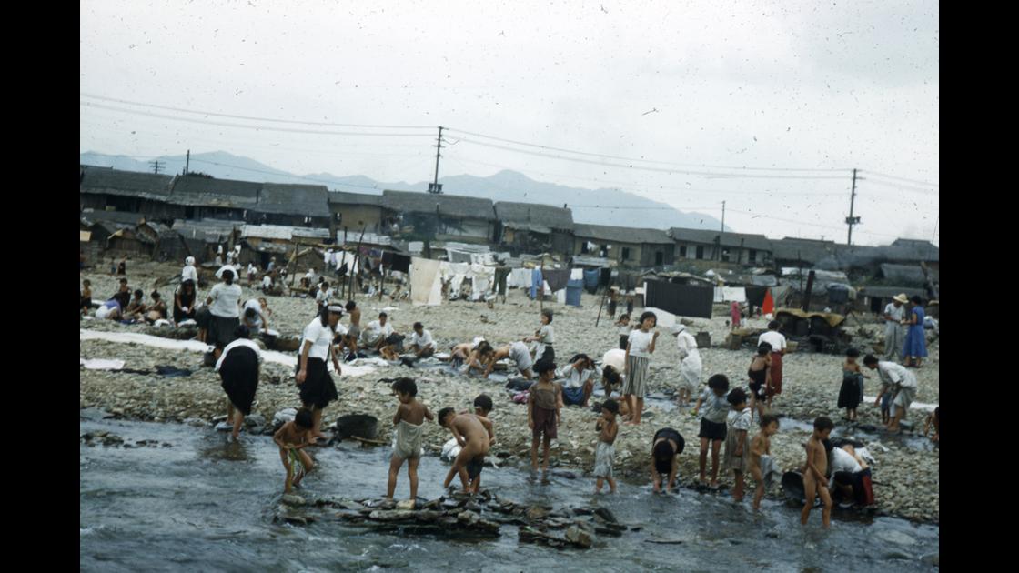 1952년 대구 신천 강변에서 피란민 가족들이 빨래를 하거나 목욕을 하는 모습_1 썸네일