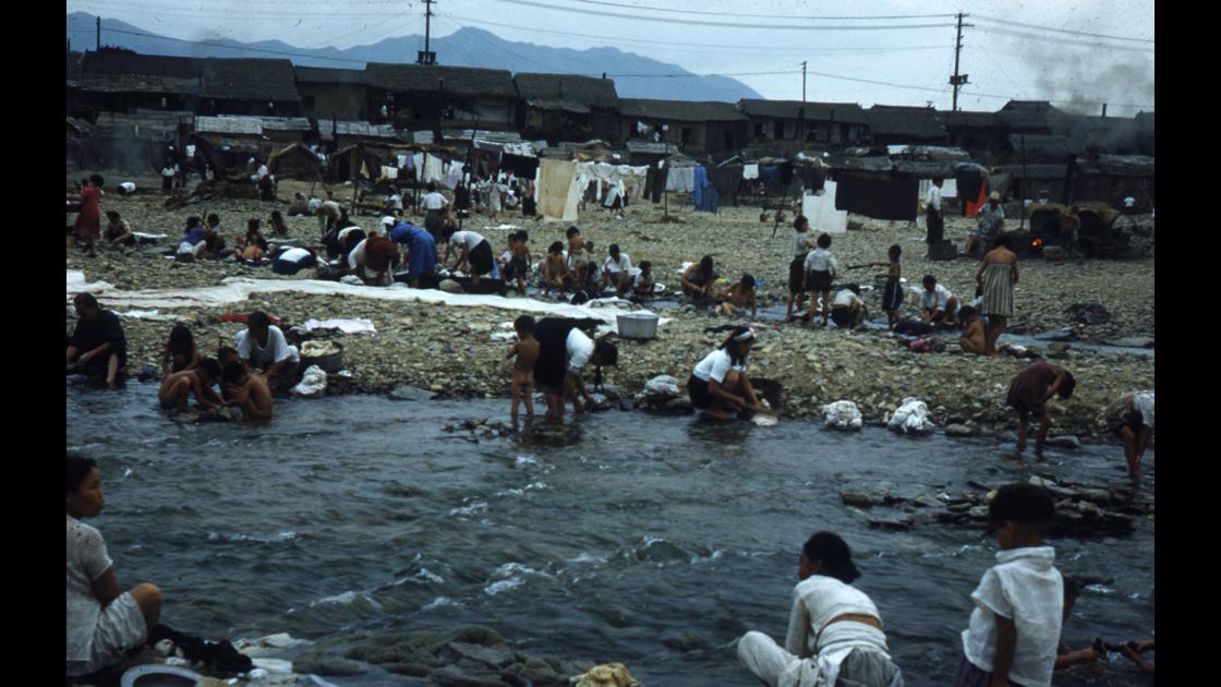 1952년 대구 신천 강변에서 피란민 가족들이 빨래를 하거나 목욕을 하는 모습_2 썸네일