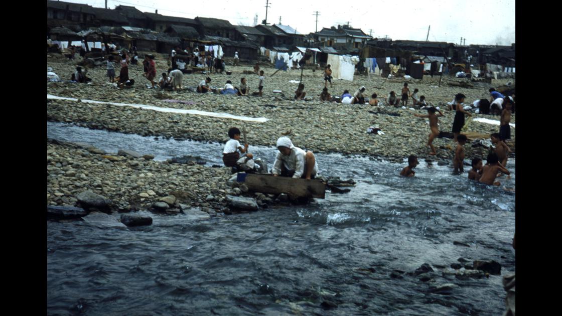 1952년 대구 신천 강변에서 피란민 가족들이 빨래를 하거나 목욕을 하는 모습_4 썸네일