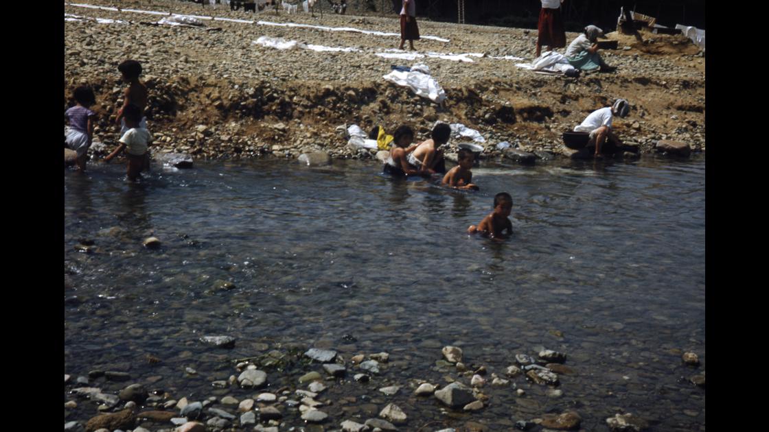 1952년 대구 신천 강변에서 피란민이 빨래하는 옆에서 목욕을 하는 아이들_1 썸네일
