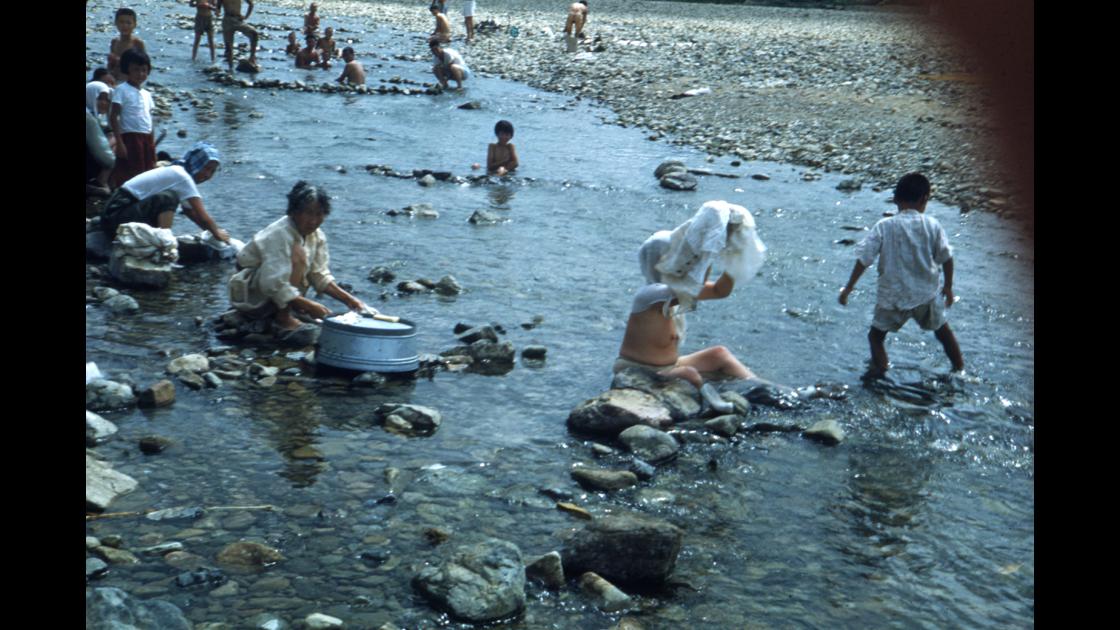 1952년 대구 신천 강변에서 한 여인이 목욕을 하기 위해 웃옷을 벗는 모습 썸네일