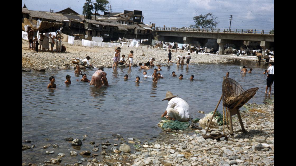 1952년 대구 신천 강변에서 파를 씻는 사람과 목욕을 하는 아이들_1 썸네일