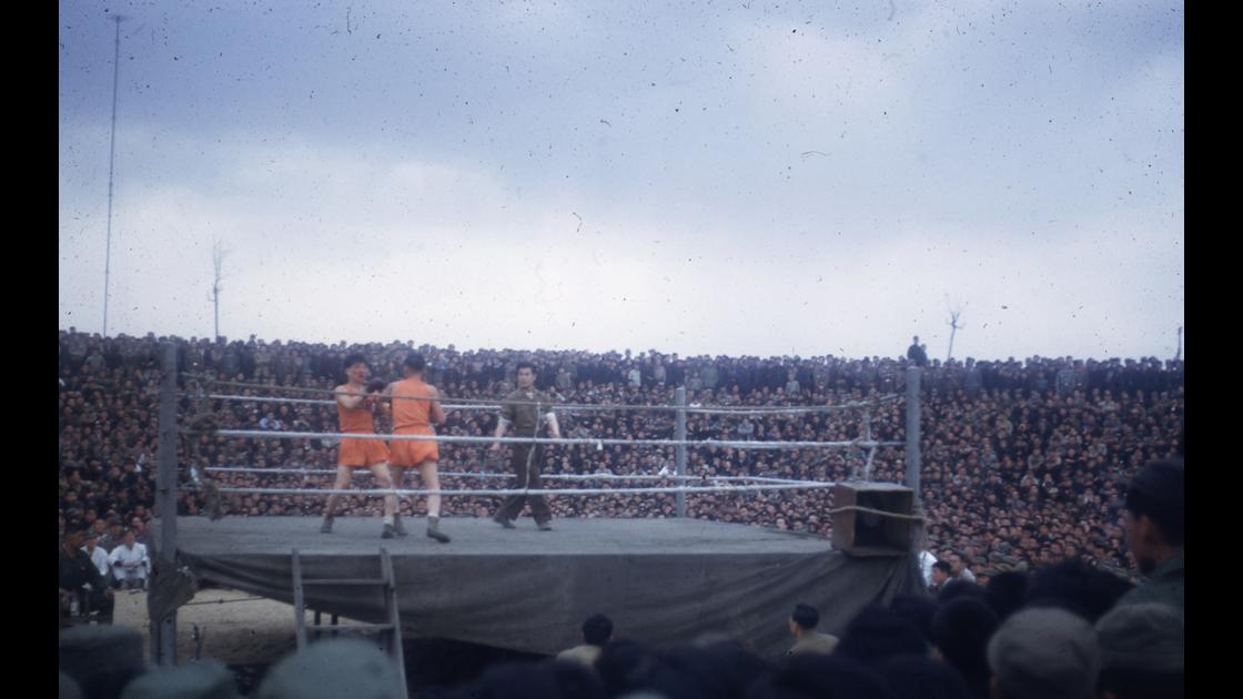 1953년 대구에서 벌어진 권투경기와 관중들 썸네일