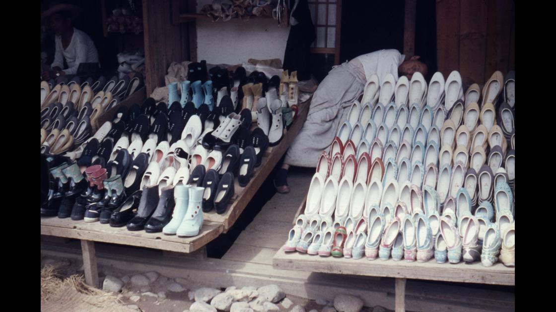 1957년 대구 서문시장의 신발가게 썸네일