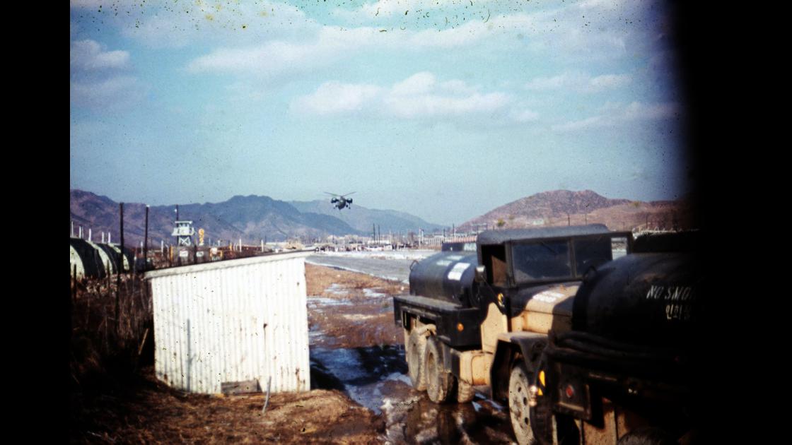1960년대 후반 대구 대명동 미군 K-5 CAMP WALKER 내 활주로 헬기 착륙중 썸네일