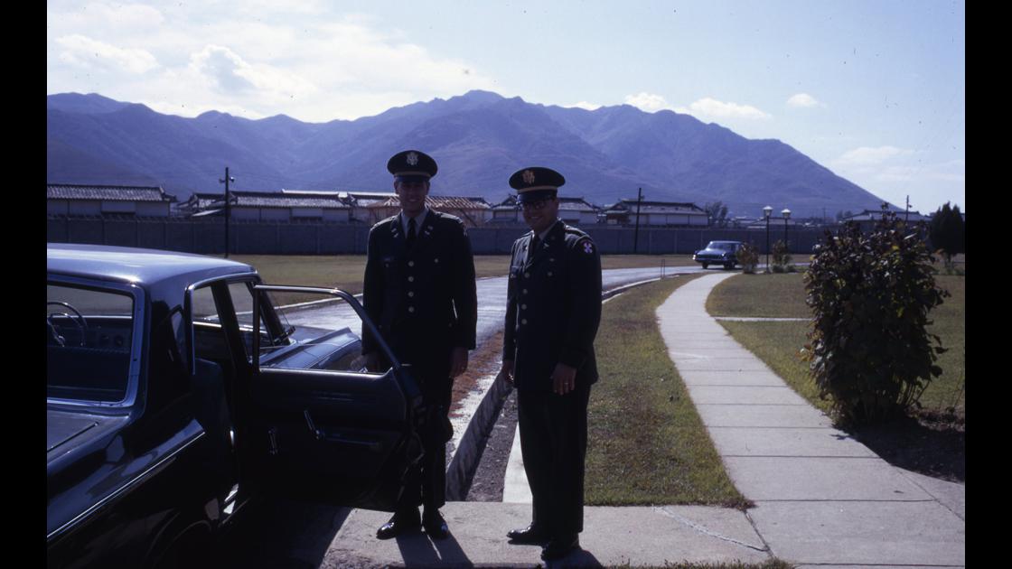 1970년대 초 대구 대명동 미군 CAMP WALKER에서 기념촬영하는 미군 장교_2 썸네일