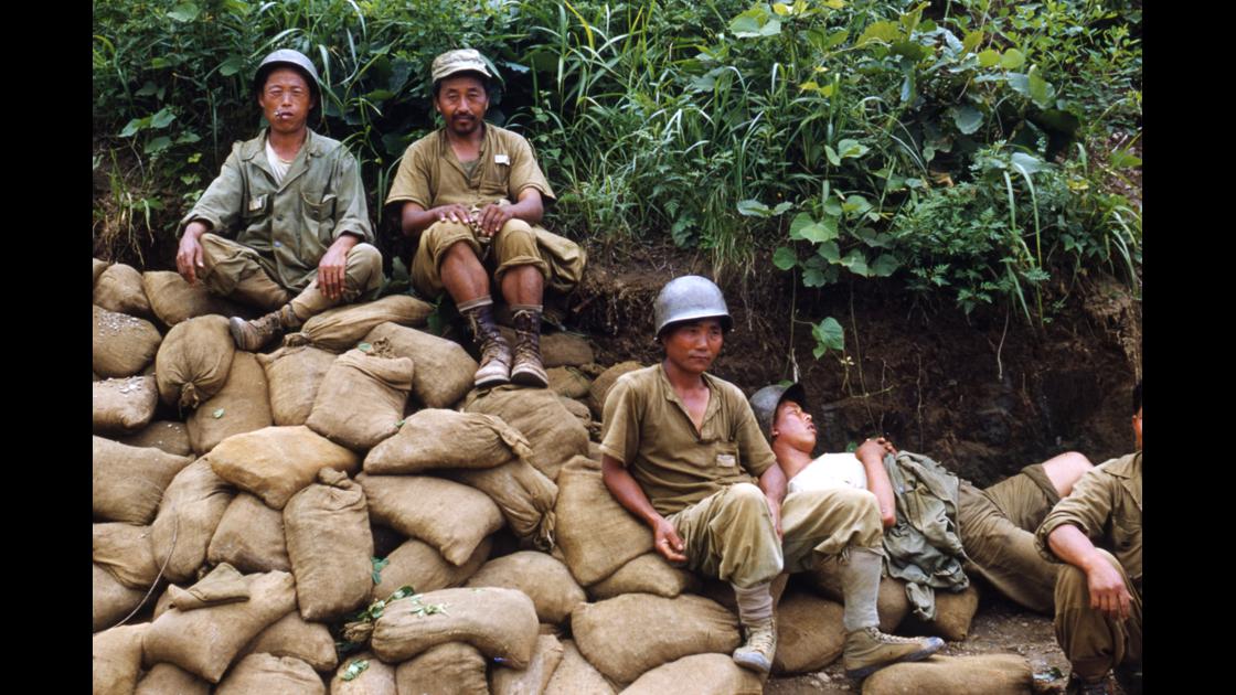 1953년 7월 춘천 미 해병1사단 48대대 FA중대 소속 한국인 노무부대원들 썸네일