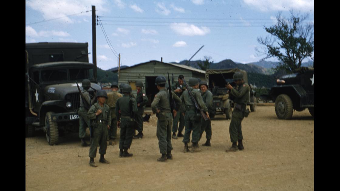 1953년 강원도지역 야산의 미군 야전캠프 장병들의 경계근무 출동 준비 모습 썸네일