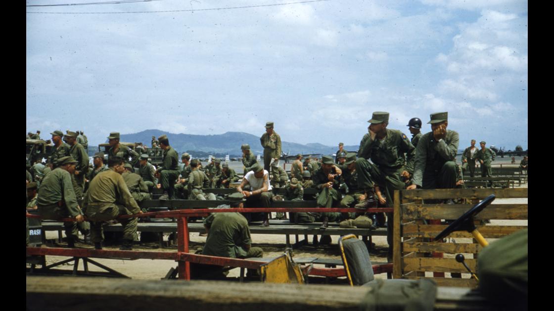 1952년 김포공항의 미 해병대원들 썸네일