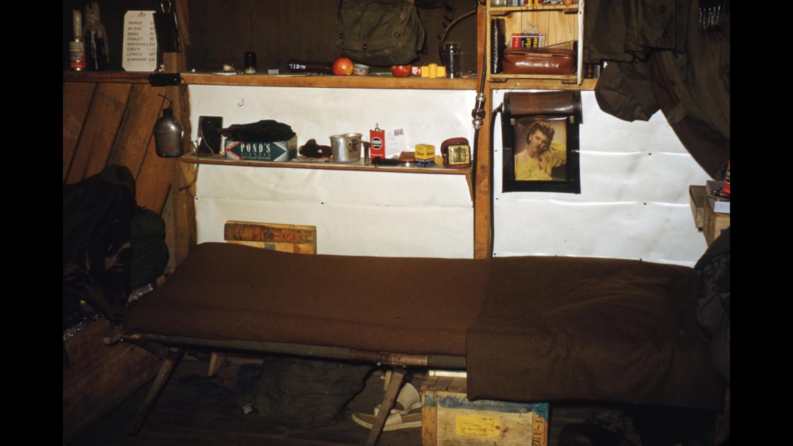 1953년 1월 김포비행장 소속 미군 숙소촌 내부 개인 침대와 공간 썸네일