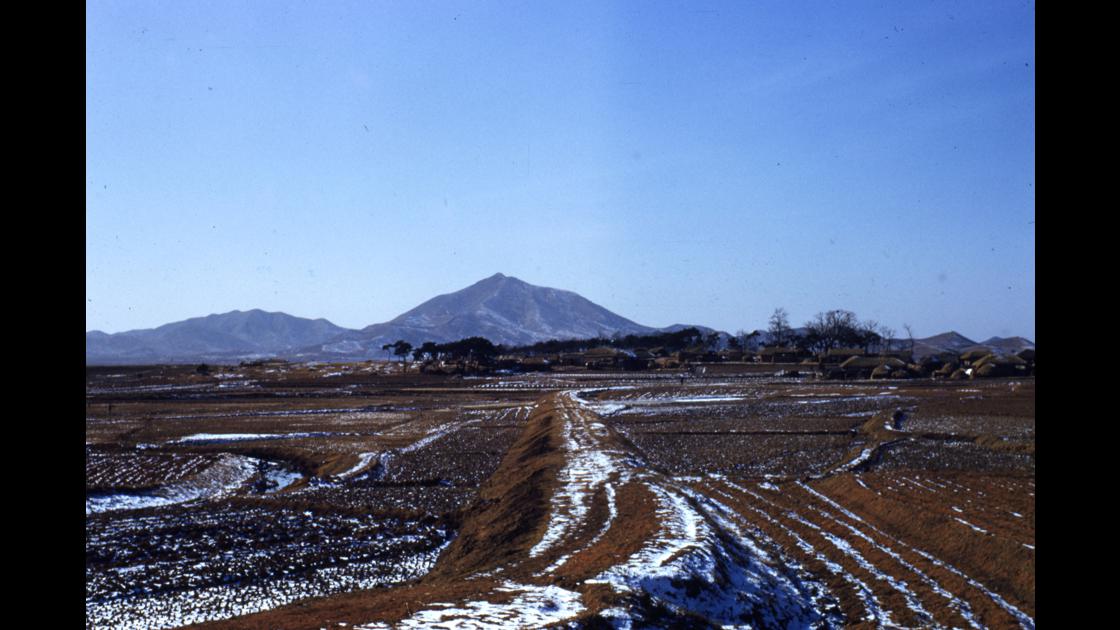 1953년 1월 김포비행장 언덕에서 바라본 민간인 마을 뒤로 계양산이 보인다 썸네일