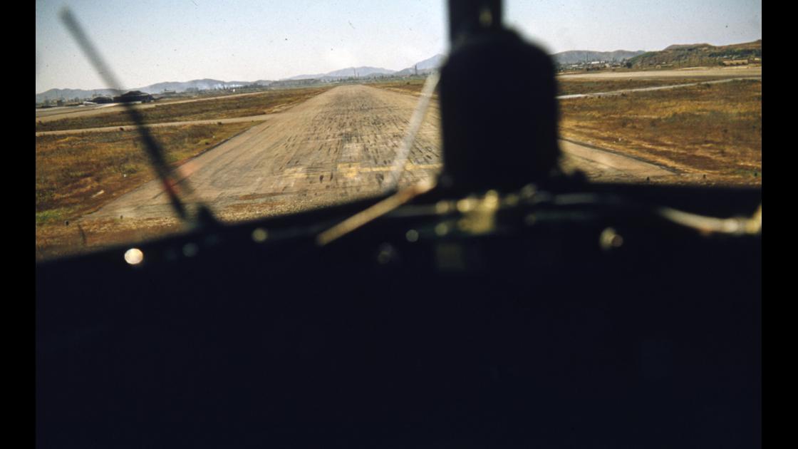 1953년 김포 K-14 비행장에 도착하는 수송기에서 바라본 활주로 썸네일