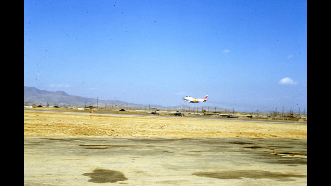 1954년 김포 K-14 비행장의 미 공군 F-86F 세이버 전투기 이륙 썸네일