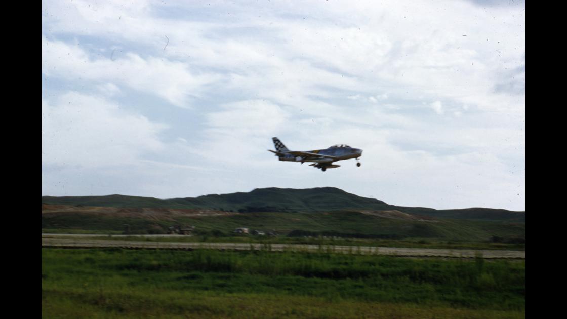 1954년 김포 K-14 비행장의 미 공군 F-86F 세이버 전투기 착륙 직전_1 썸네일