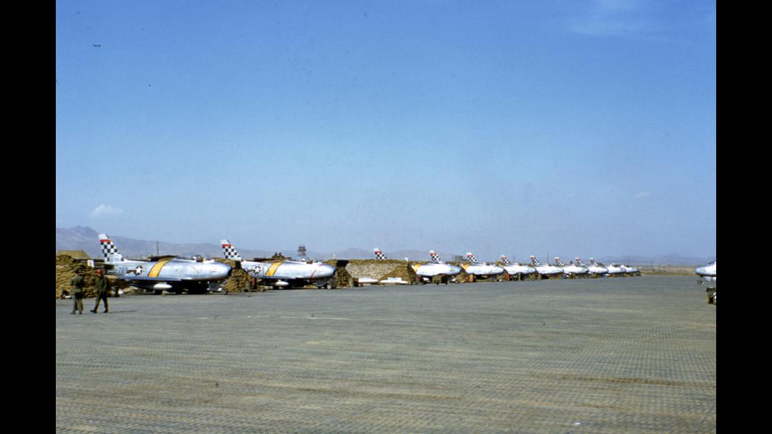 1954년 김포 K-14 비행장의 미 공군 F-86F 세이버 전투기들 썸네일