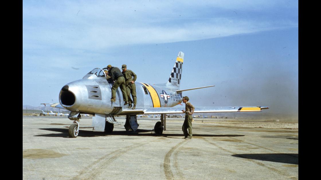 1954년 김포 K-14 비행장의 미 공군 F-86F 세이버 전투기의 출격 준비 썸네일
