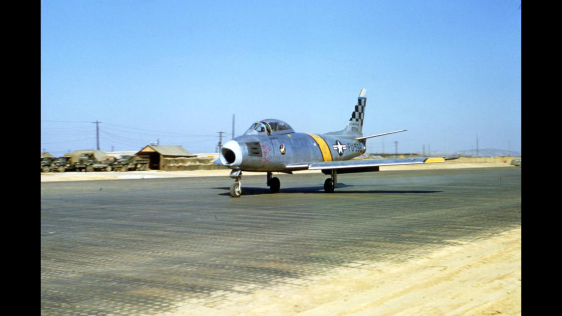 1954년 김포 K-14 비행장의 미 공군 F-86F 세이버 전투기의 출격 직전 썸네일