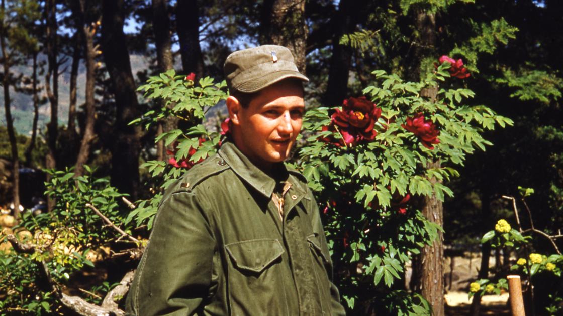 1952년 6월 부산 온천장 암자에서 모란꽃과 미군 병사 썸네일