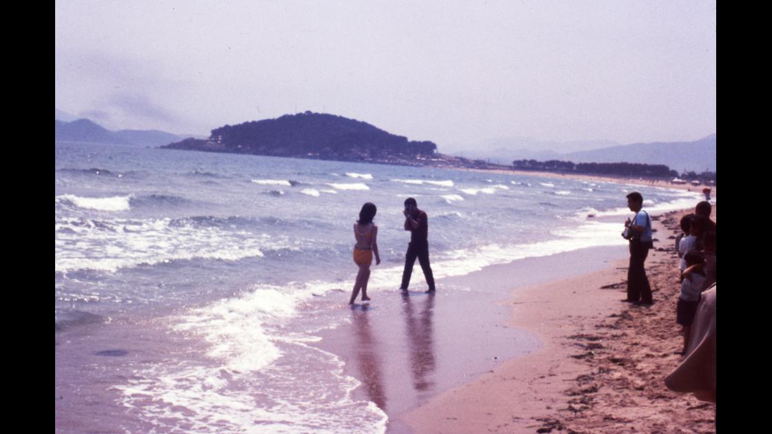 1968년 부산 해운대 극동호텔 앞 해변의 모델 촬영 모습 썸네일