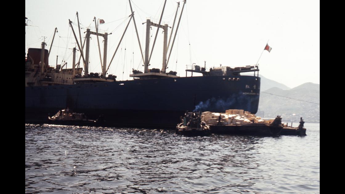 1968년 수입상품을 바지선에 하역하는 부산항 화물선_2 썸네일