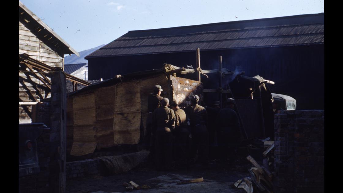 1951년 1월 21일 부산 중구지역 미군 캠프에서 한국군인들이 보일러실을 짓고있는 모습 썸네일