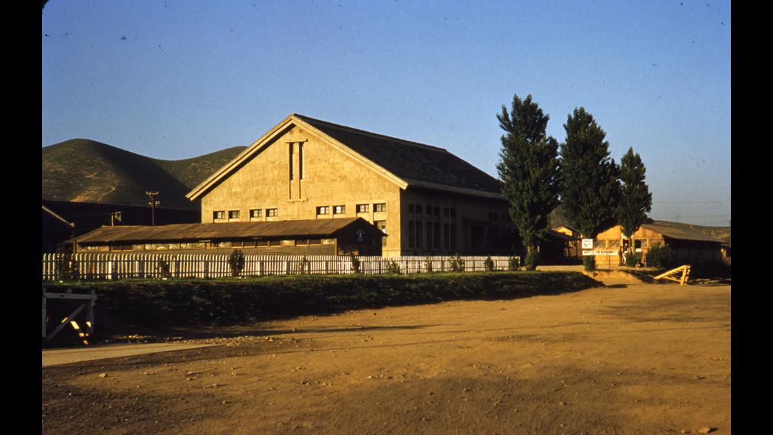 1952년 부산 남구 대연동에 위치했던 미 제5공군사령부에서 사용하던 옛 부산공업학교 강당_1 썸네일