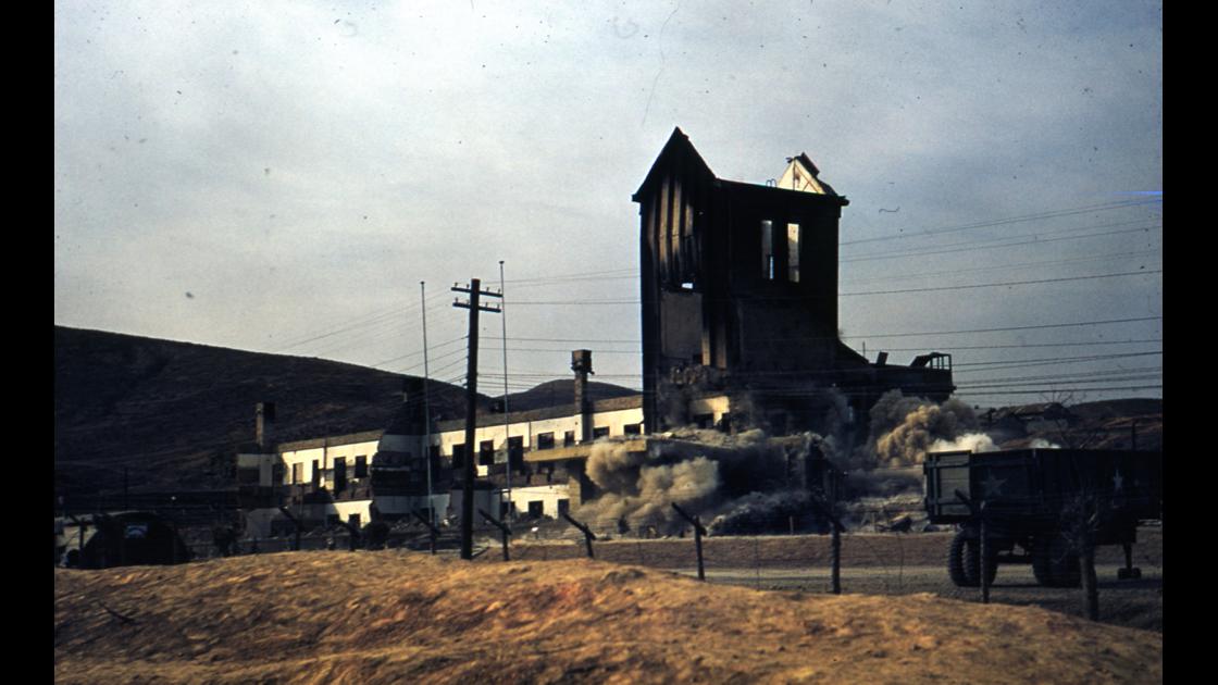 1952년 부산 대연동 구 부산공업전문학교 화재 철거_1층을 폭파공법 사용으로 철거하는 모습 썸네일