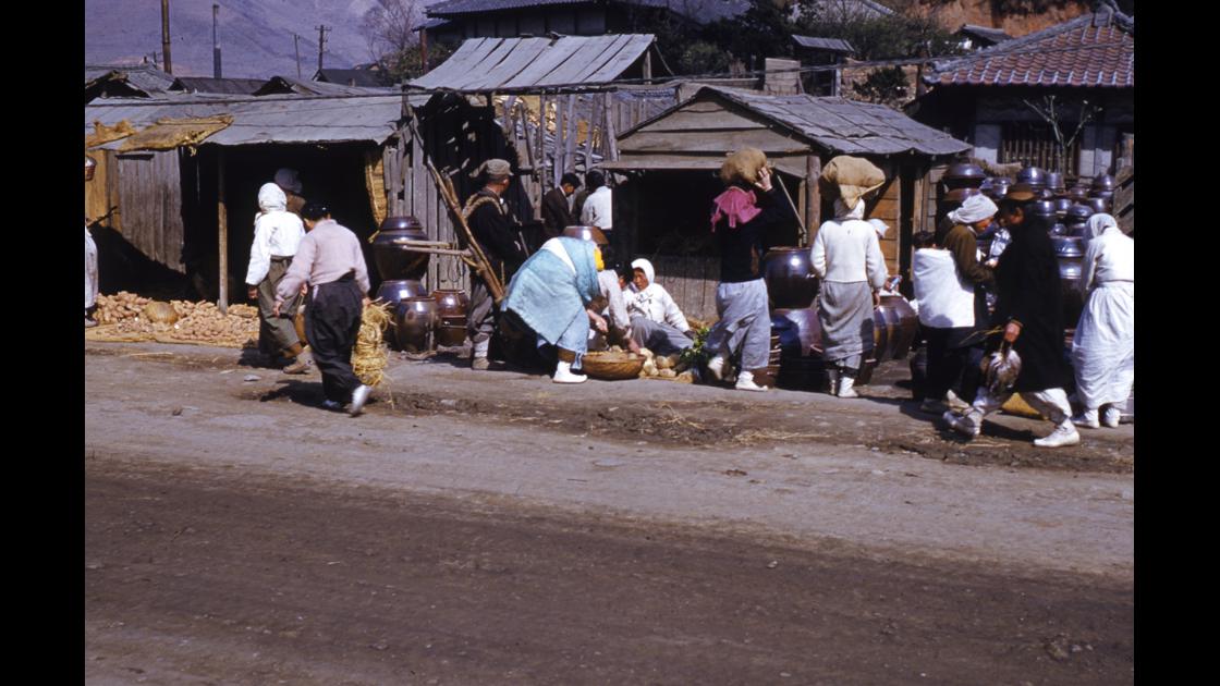 1952년 부산 동구 범일동 자성대공원 아래 난전시장 모습 썸네일