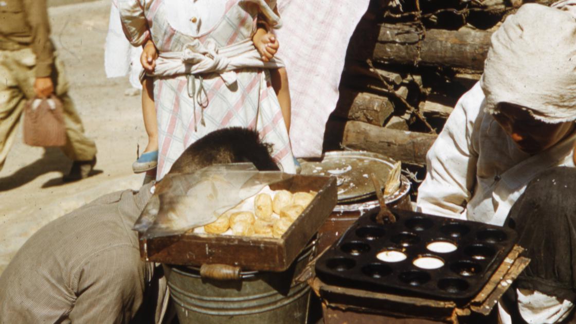 1952년 부산 중구 부평시장의 풀빵과 도너츠장수 썸네일