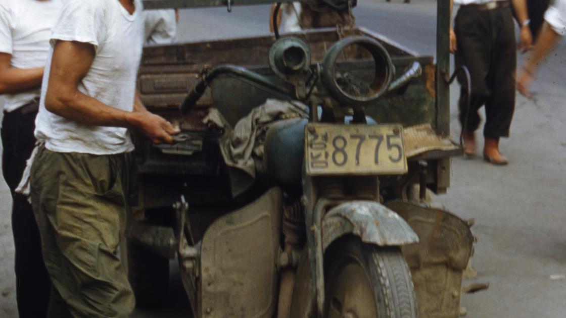 1952년 부산 현 광복로 국민은행 앞 오토바이 썸네일