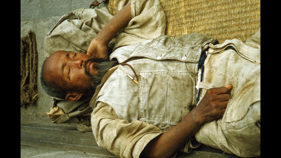 1952년 부산의 도로 인도 위에 가마니를 깔고 낮잠을 자는 사람 썸네일