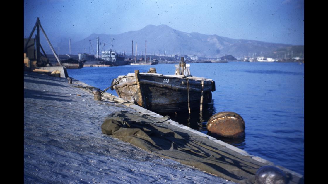 1952년 부산항 부산진 매축지 앞 부두의 낡은 목선 썸네일