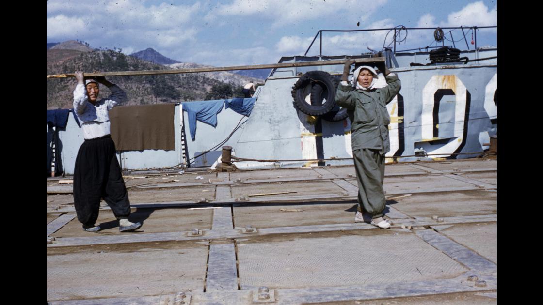 1952년 부산항에 정박중인 미군 함정에 사용할 나무를 운반하는 여인들 썸네일