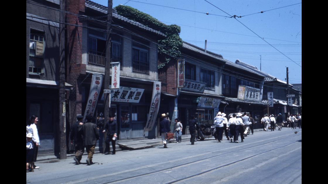 1952년 여름 부산 중구 남포동 현 구덕로 거리의 부래옥제빵 썸네일