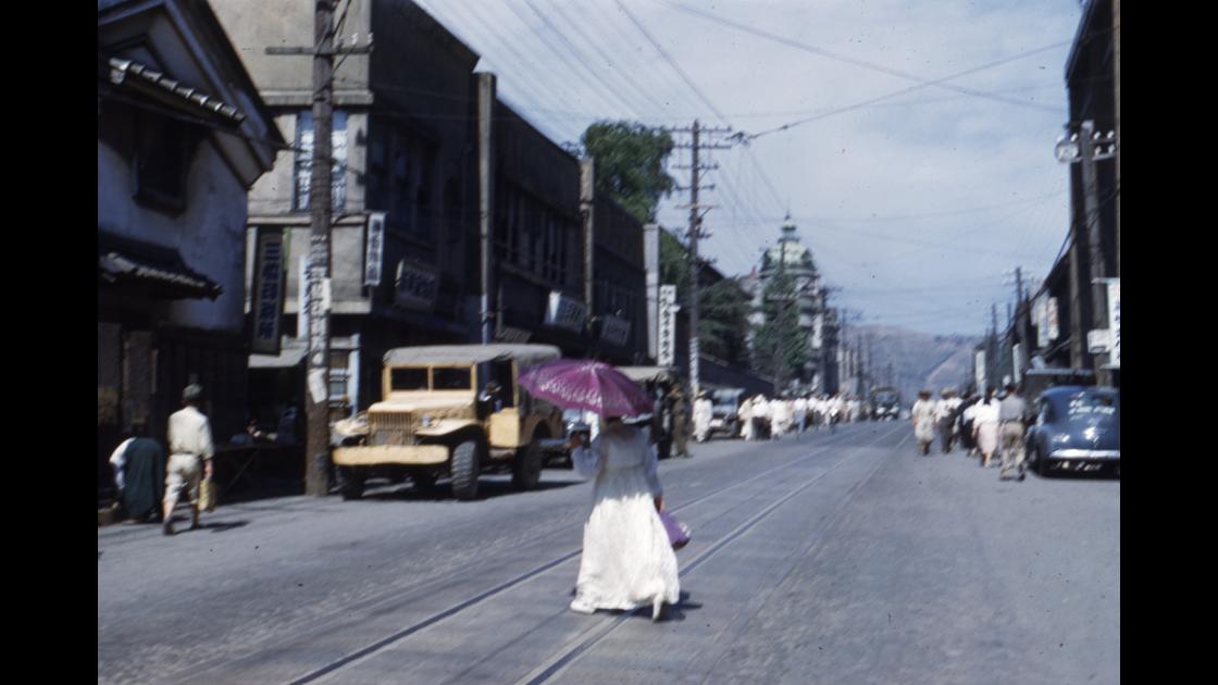 1952년 여름 부산 중구 대청로 거리와 횡단하여 건너는 여인 썸네일