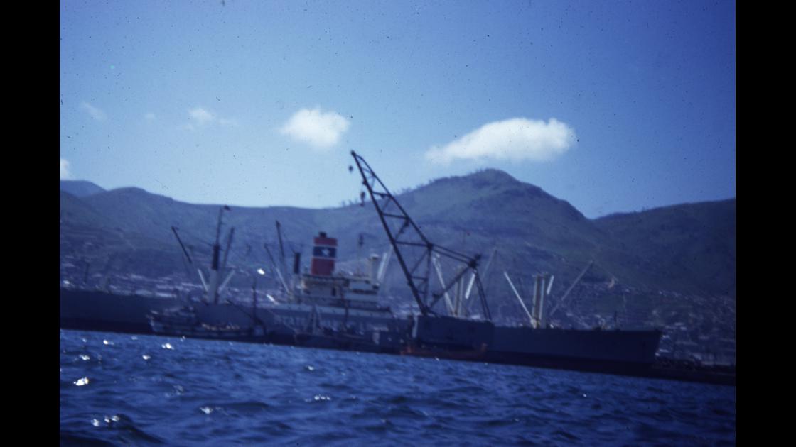 1953년 봄 부산항에 정박한 화물선의 하역 준비 썸네일
