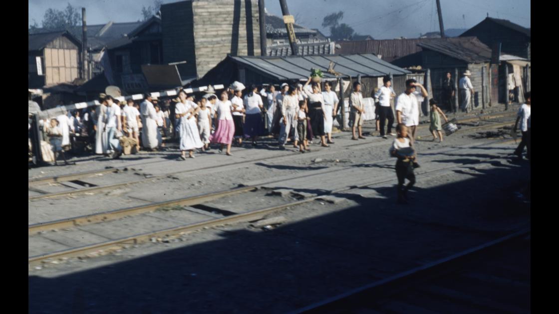 1953년 부산 동구 범일동의 철로육교 앞 사람들 썸네일