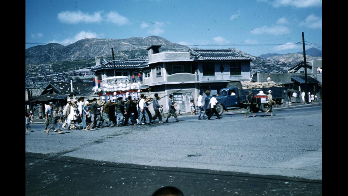 1953년 부산 범일동 매축지마을의 상여가 나가는 모습 썸네일