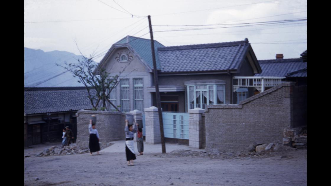 1953년 부산 영도초등학교 앞 일식가옥 썸네일